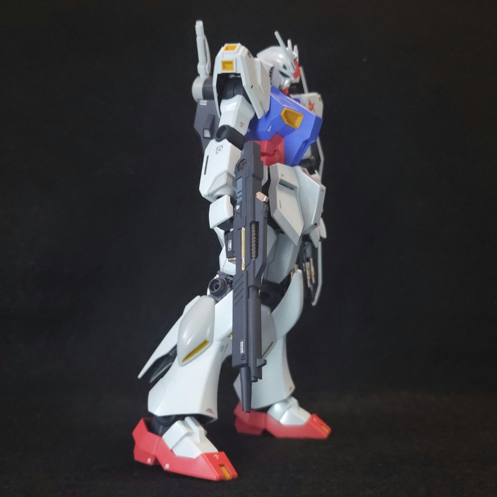 右面ビームライフル塗装のこだわり成形色の白黒ツートーンから大胆に変更。2色のグレーや複数のメタリックカラーを使用し、リアルタイプ風に塗り分けました。キラリと輝くゴールドやカッパーが気に入っています。