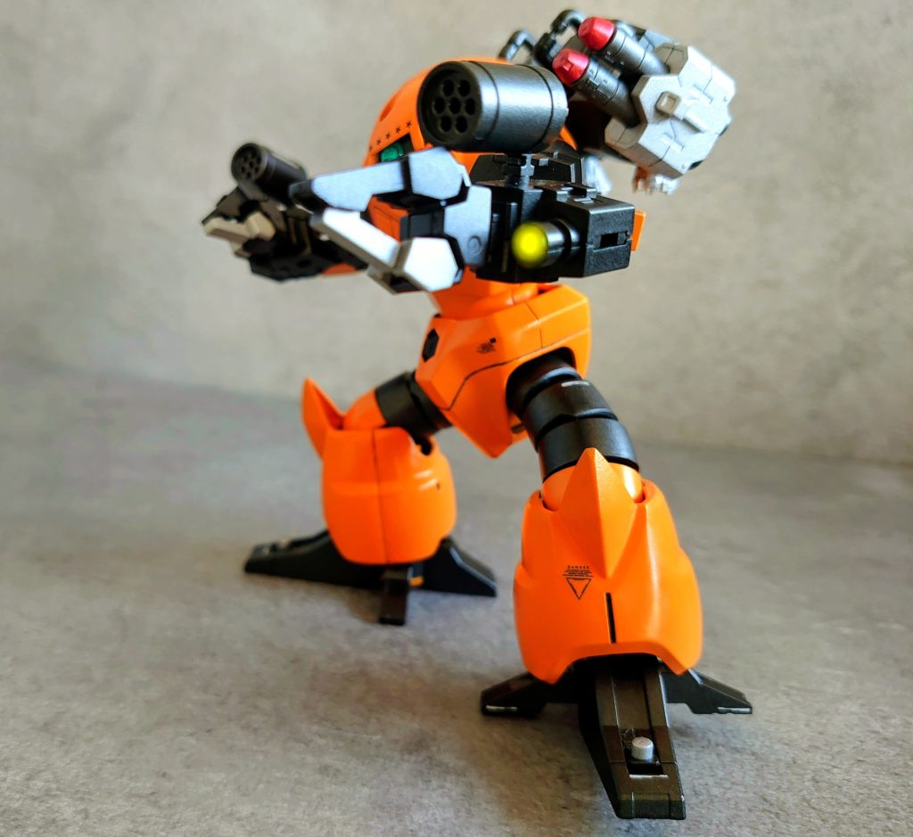 肩部には中型ミサイル×4を装備。