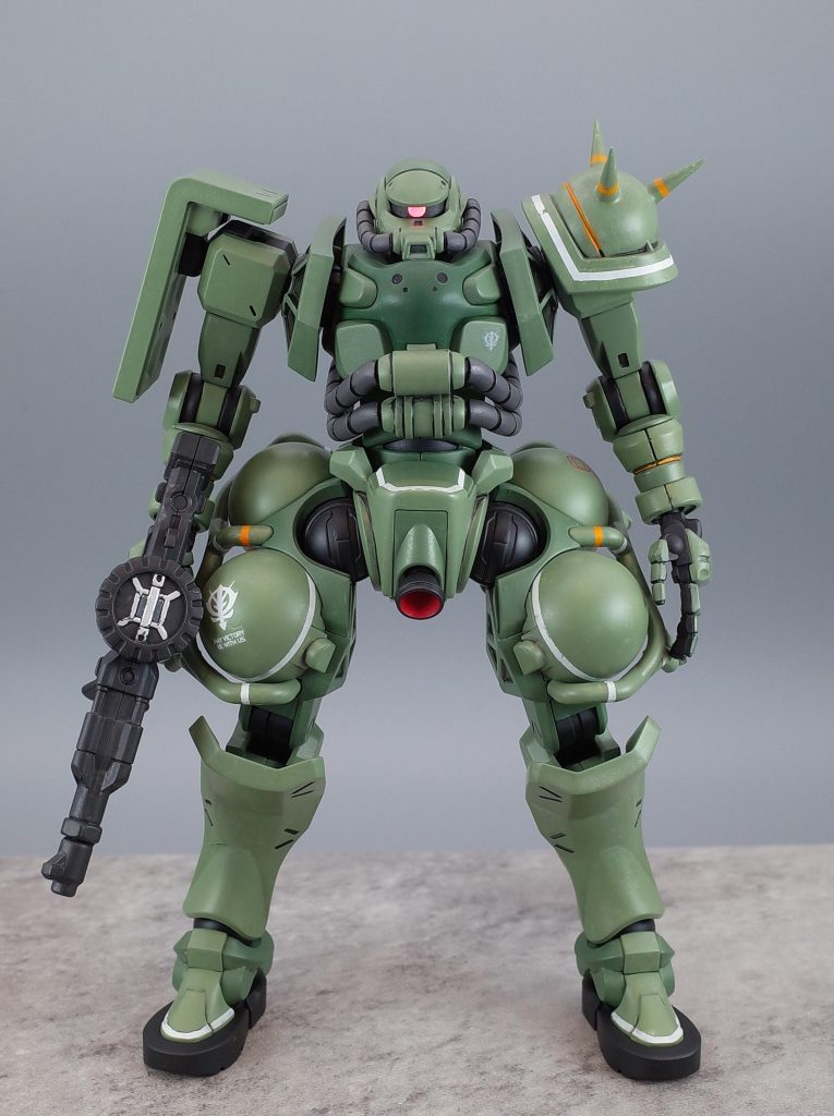 スタイルには不満がないので改造はスパイクの延長など細々したことのみ白と黄のラインは付属のシールを使ってマスキングしていますジオンマークは水転写デカール筆塗りで表面デコボコしていてもマークソフター使えばきれいに貼れます