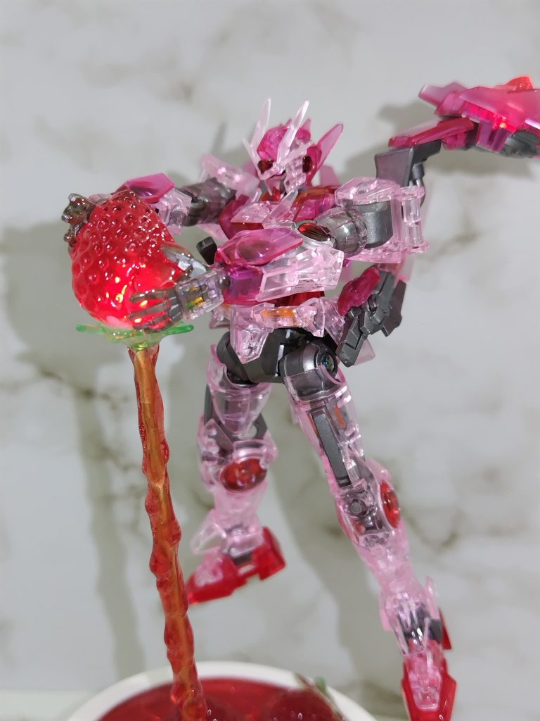 翼かマントの様になびかせたかったのでドライブのアームを左右逆にしたくらいで基本工作はキットのまま。。クリアキット定番の磨き作業を中心にエッチングパーツ等で味付け。。