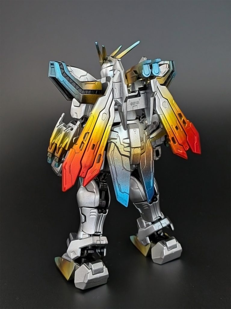 チタン焼けとは、チタンが熱されて酸化し、虹のようなグラデーションカラーになった状態を指します（車やバイクのマフラー部でよく見られます）。ゴッドガンダムは燃える炎のようなイメージの機体なので、チタン焼け風のカラーリングが似合うのではと思い、塗装しました。