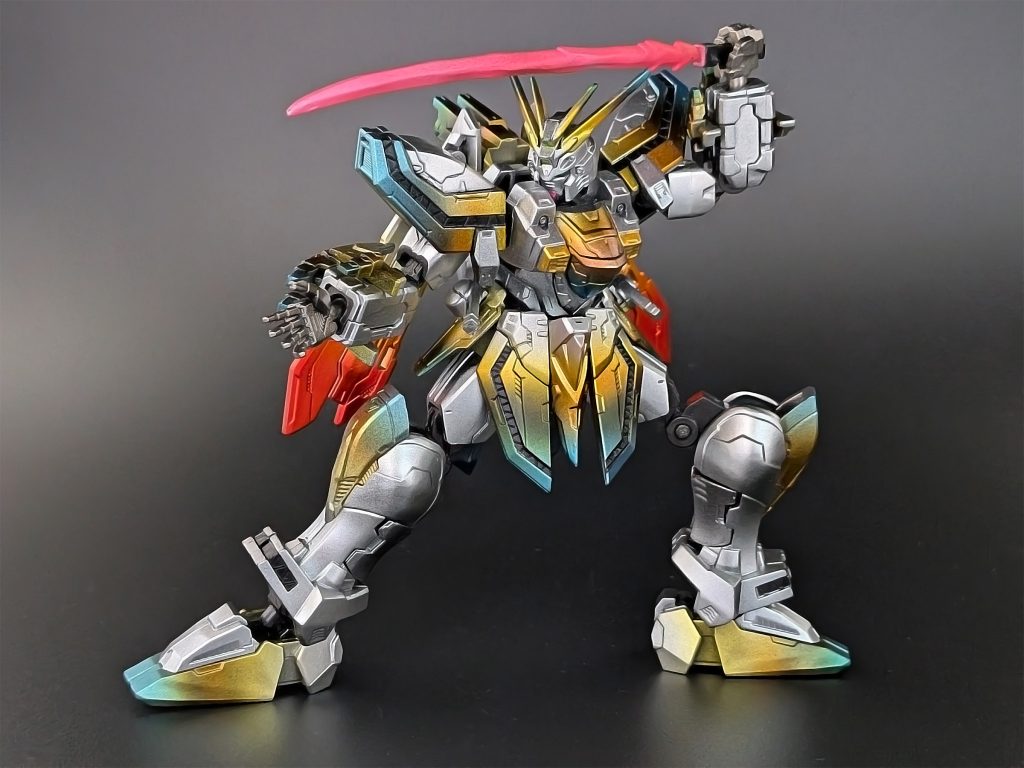 格闘メインで戦うゴッドガンダムにおいて、唯一の手持ち武装であるビームソード。色々ポージングさせてみたものの、中々しっくりくる写真が撮れずに苦労しました。最終的に、ROBOT魂版のサンプル画像を参考にする事で、何とかそれっぽい画像になった気がします。