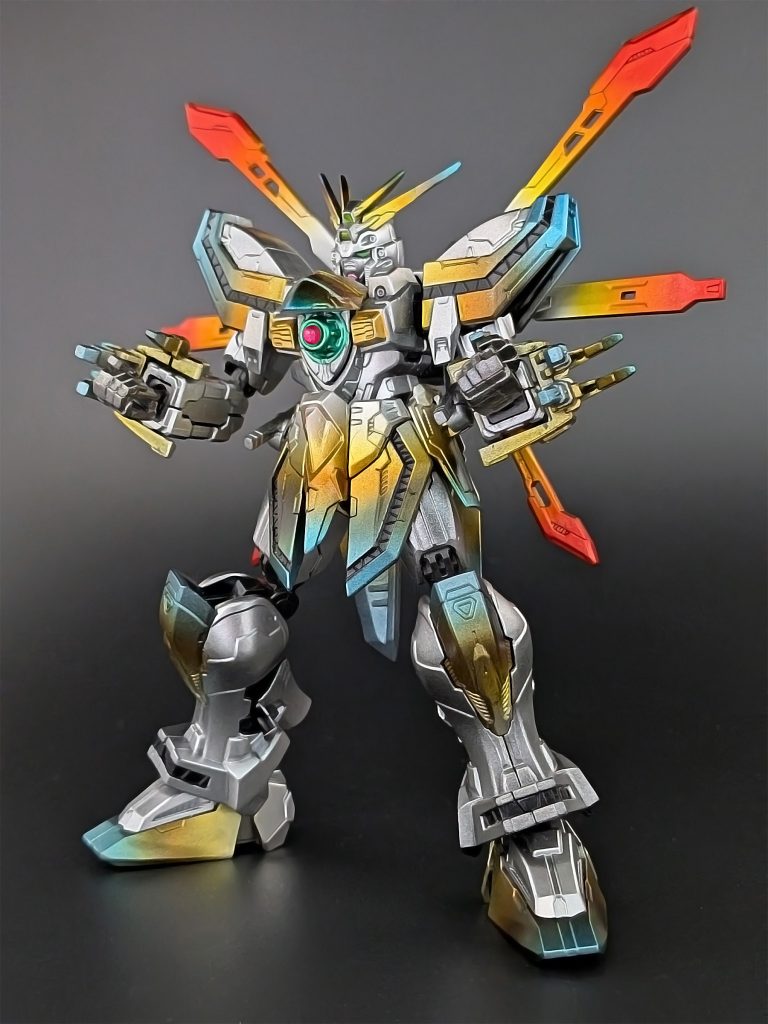 やはりゴッドガンダムは、胸部を展開（パーツ差し替え）させたハイパーモード状態の方がカッコイイですね。背中の羽パーツが広がる事で、炎のようなグラデーション表現がより強調されたと思います。ちなみに、中央のピンク部は100均のジュエリーシールを貼り付けています。