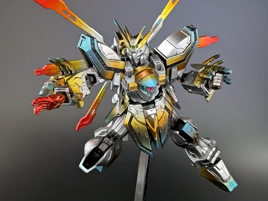 ゴッドガンダムの代名詞的な必殺技「爆熱ゴッドフィンガー」。その右手部分は、クリアオレンジとクリアレッドでグラデーションをかけて、灼熱の炎のような表現を狙いました。今回の塗装で、一番気に入っている箇所です。