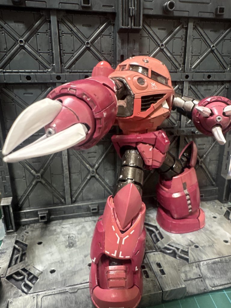 塗装の際にABS樹脂に間違えて直に塗装していまい、手首が折れ、修復不能になってしまいました。右手首は曲りません。皆様もお気をつけ下さい。(zaku-kao4)