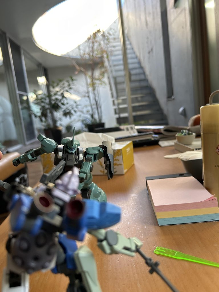 銃を撃つが気にせず突き進むディラんざ