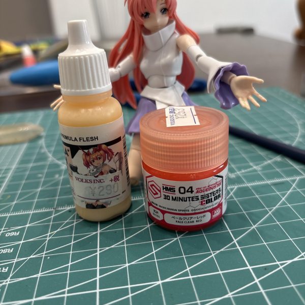 組み上がったラクスクライン。さて、ここからが本番で、やってみたかったアイペイントに挑戦です😊⭐️使用カラーはファレホのプリムラフレッシュとクレオスのパールクリアーレッド。パールクリアレッドはシャバシャバ過ぎて、どう使うの？と思い、ついついウォッシングしてしまいました。結果バッチリ汚れたリアルタイプラクスクラインになってしまいました😱これ違いましたね、ほんのり影がつくが正解で、だからシャバかったんですね😅拭き取り薄塗りに。それでもちょい濃いかな？（2枚目）