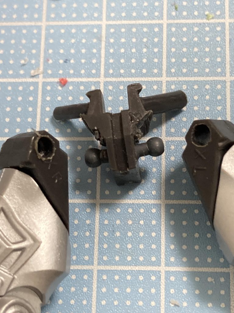 改造ポイントは、股関節ですもとの股関節だとあまり可動しないので改造しました見えなければいいの、精神で作りました