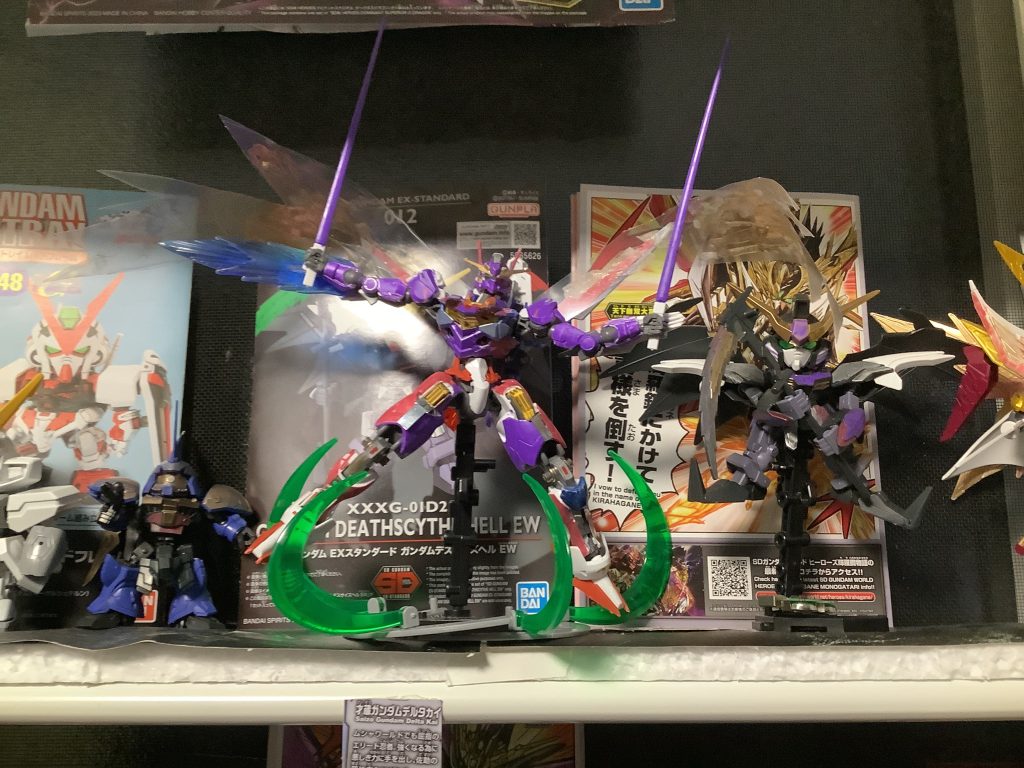 このカメラだと見えずらいかもしれませんが美しく仕上がりました紫と赤という明らかに敵のような姿をしているのに金色に輝く翼を持ちます「まだ味方だったころの心がある」みたいな感じですね