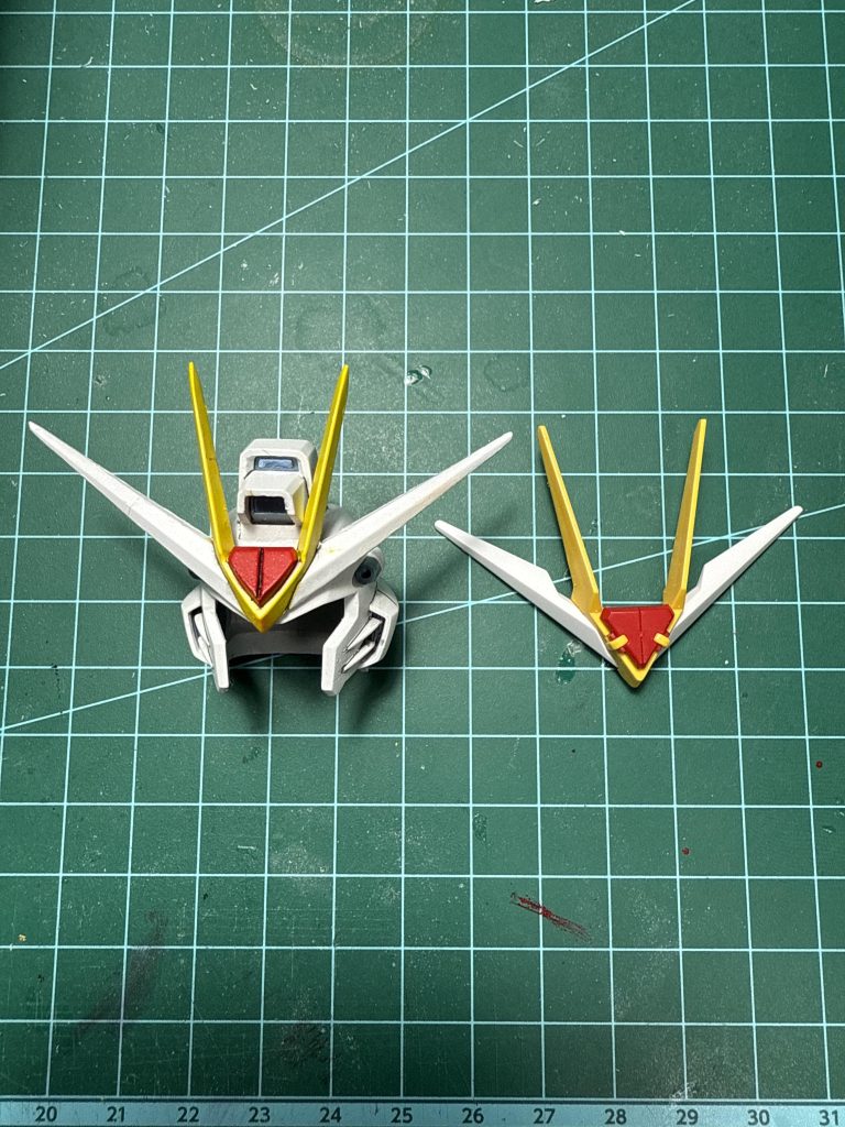 おおきな改修ポイントはまずアンテナ。キットの物は少し大きく太い感じだったのと、ディスラプターの開閉ギミックがカッコ悪く感じたので、SDEXのストフリから拝借して接続出来るように加工しました。