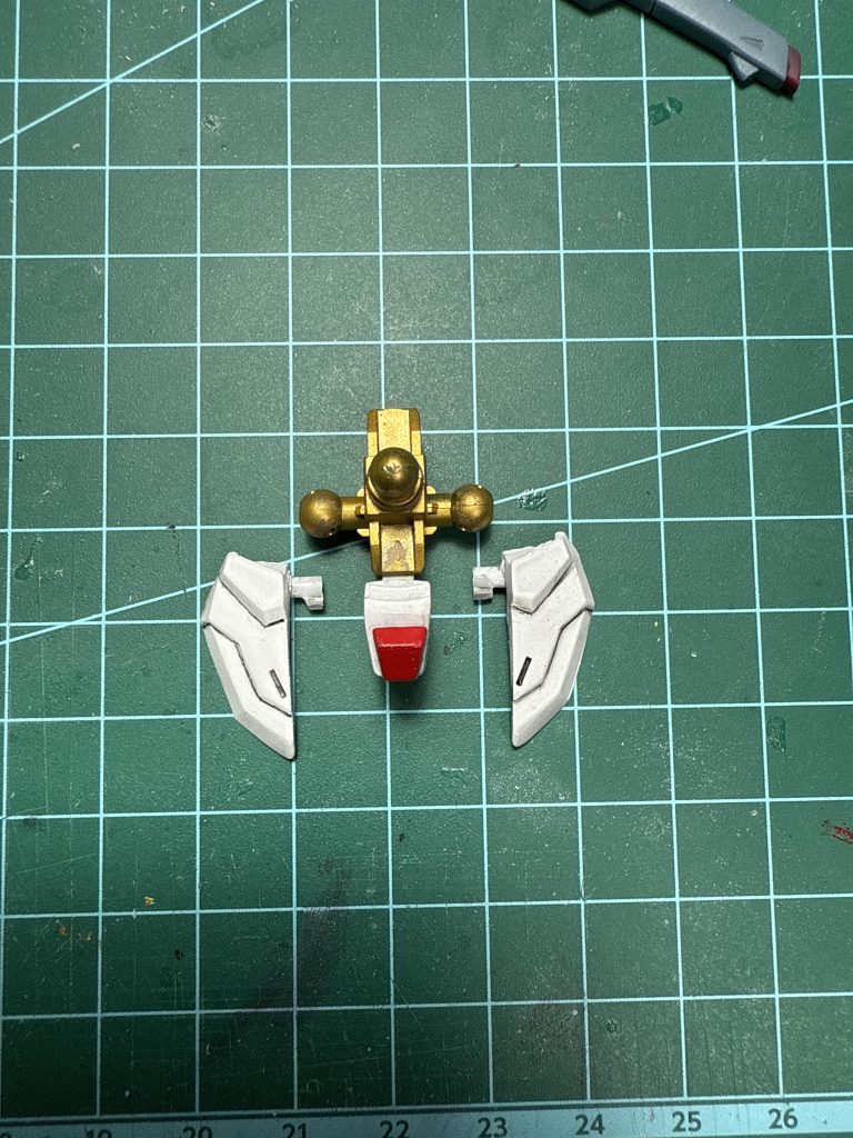 次に腰のフロントアーマーは稼働しないので、一度切り落としてから、動くように加工してます