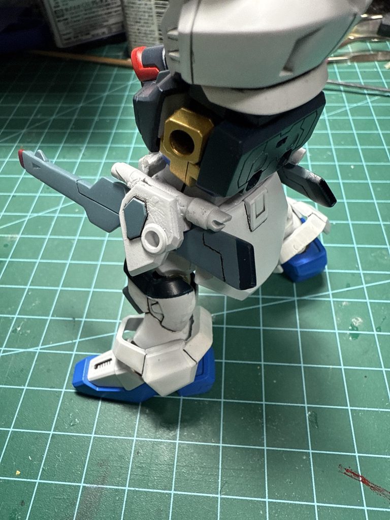 レールガンの前部は短く貧弱な感じがしたので2ミリ程延長、後部はバーニア的な物が省略されているので、外部パーツを使って再現し、少しはみ出たのでそれに合わせてプラパンで若干大きくしてます。