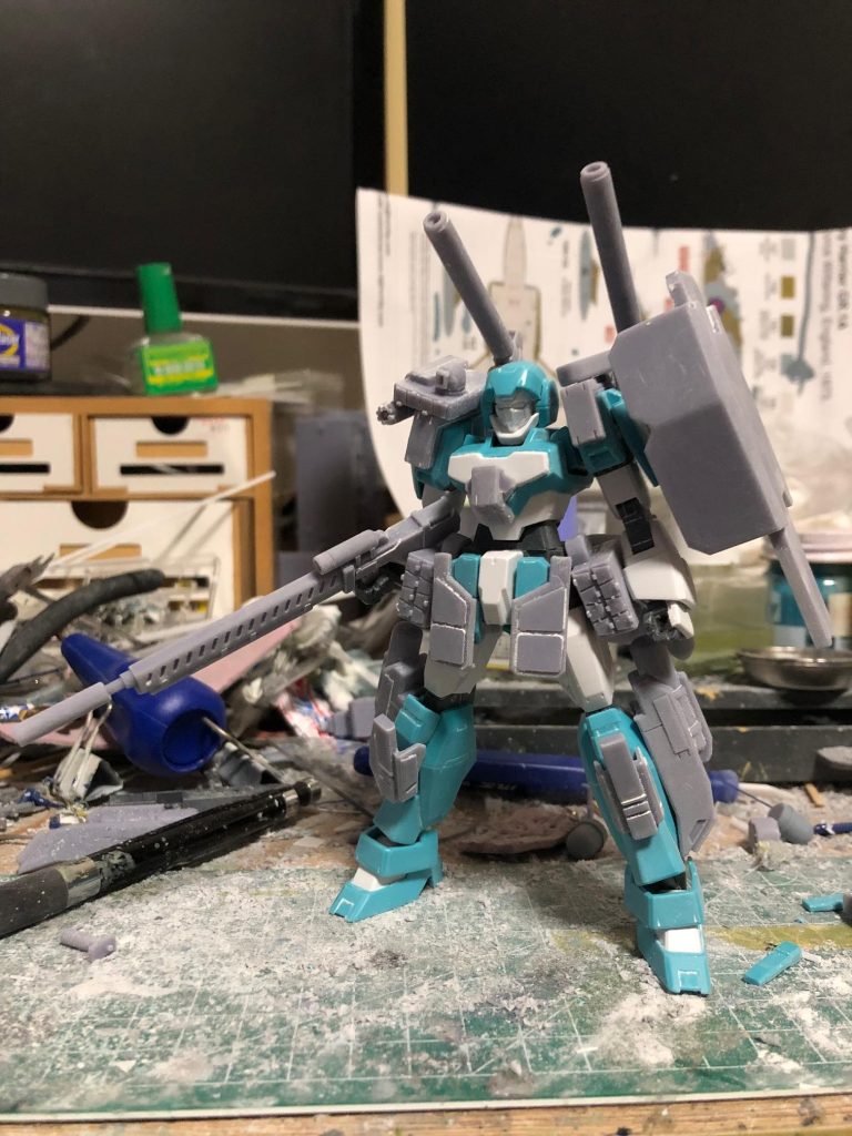 塗装前はこんな感じでした。増加装備はCADで設計したものを3Dプリンタで出力しており、市販パーツは腰背部ブースターのバーニアくらい(のはず)です。装備の取外しをできるようにしたかったのでネオジム磁石をあちこちに仕込んでいるのですが、ブンドドしてるときにぽろぽろ取れてしんどかったです…塗装は全身エナメル筆塗りで仕上げました。