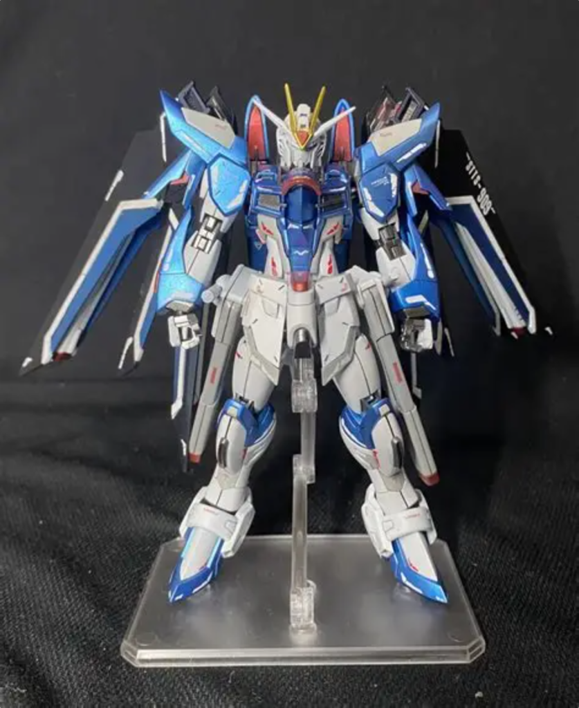 プロポーションは延長加工を太もも2mm、前掛け2mm延長、胴体3mm、腕2mm、肩内側に2mm、首1mm、アンテナ・羽のシャープ化、アンクルガードスリム化、肩バーニアを下に向けれるように改造してます。