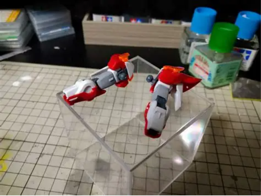 足パーツを長くしたので、腕パーツも延長しています。延長にはプラ板を使い、3ミリ延長しています。