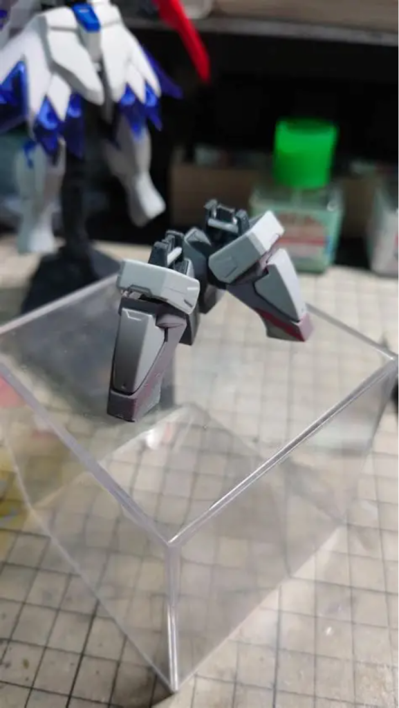 フットパーツはプラ棒・プラ板・パテ・瞬間接着剤を使ってヒール化しています。スカートが長いせいか、足が短く見えたので1ミリプラ棒で関節を伸ばしています。さらに、太ももの付け根を1ミリのアルミ線で延長しています。