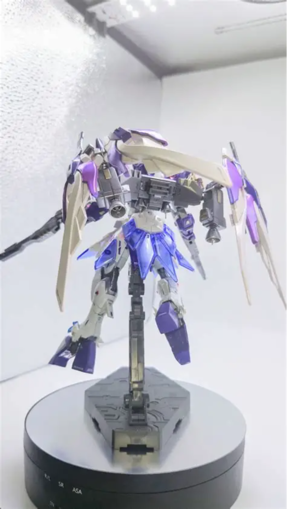 背中はこんな感じです。クリアパーツ部分はパープルに塗った後、パールサファイアでコーティングしています。ブースター部分もICピンでデコレーションしてあります。