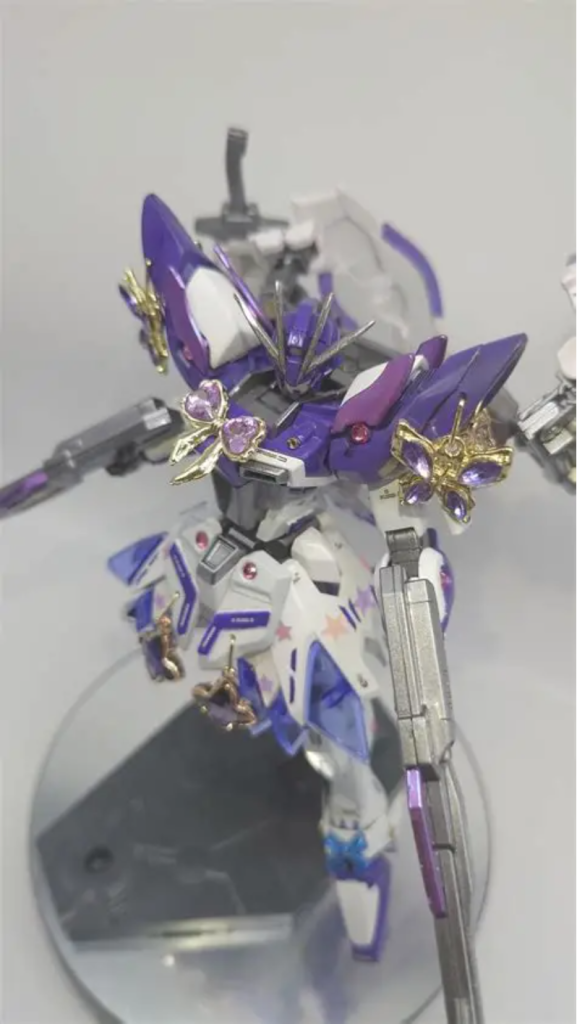 アクセサリーのチャームを使用してデコレーションしています。また、今回初めてCIWS部分をICピンでデコレーションしました。リベット代わりに入れているピンクの丸モールドは100均のラインストーンを分解したものです。星型のモールドは同じく100均に売っていたレジン封入用のパーツを使用しています。