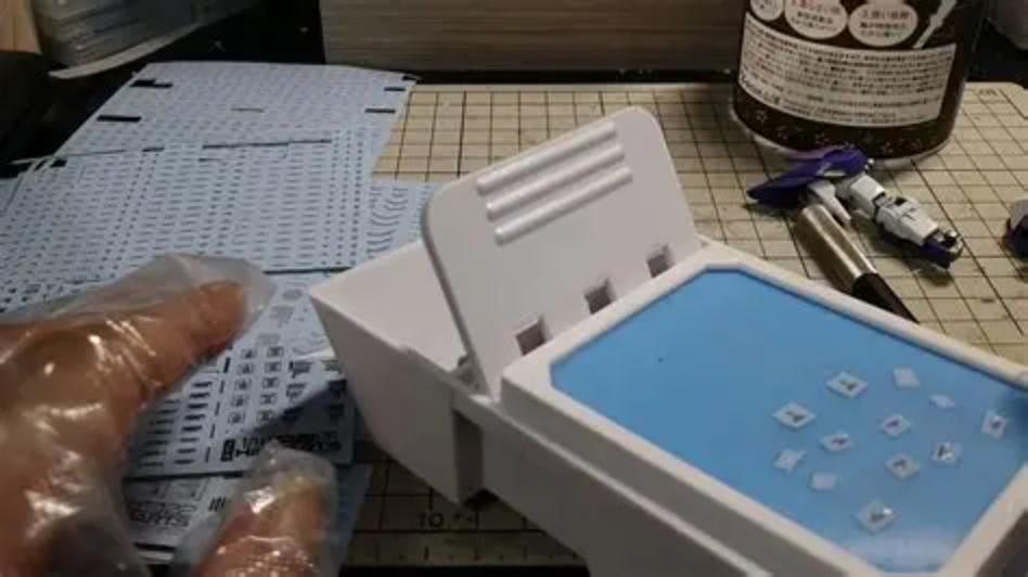 デカールは白と黒の物だけを使い、色数を抑えています。黄色が映えるかなと思いつつも、他のパーツとの兼ね合いで、抑えました。