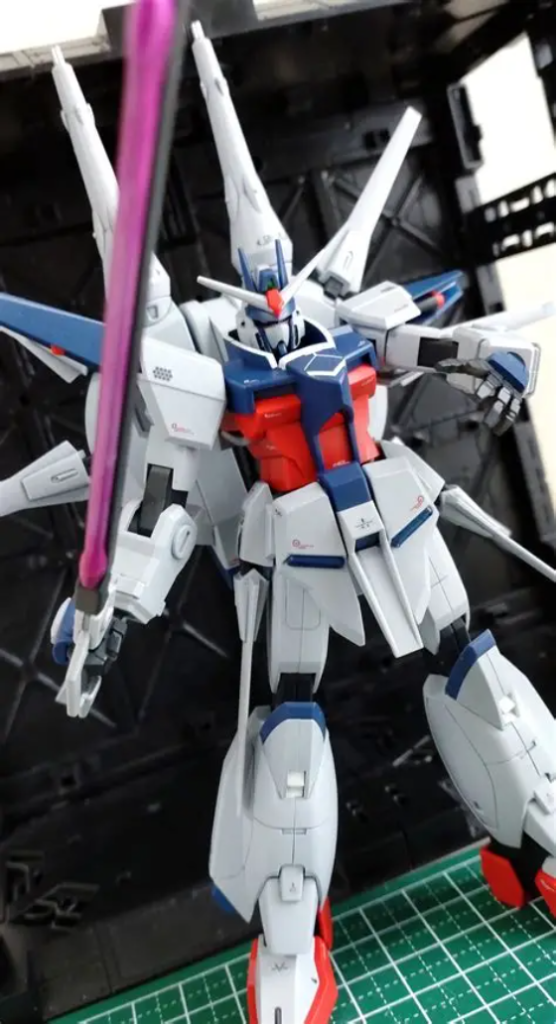 コンパス&オーブ側ではなく、ファウンデーションにより修繕されたレジェンドガンダムという設定で、武装はブラックナイトスコード ルドラより重斬刀と高エネルギービームライフルを拝借しました。