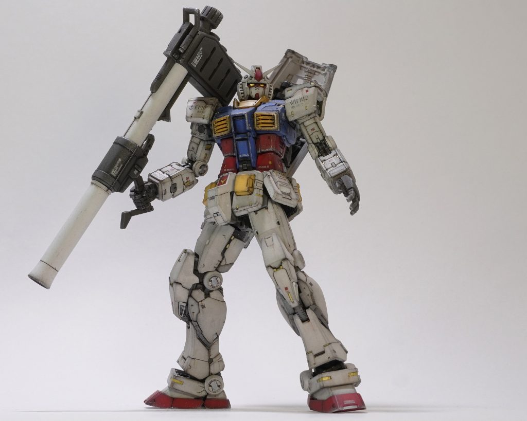 ガンダム2.0はパーツの組み合わせがかなり特殊です。組んだり外したりが容易ではないので基本バラバラのパーツをウェザリングしました。全体の汚しのバランスを合わせるのが難しかったです。