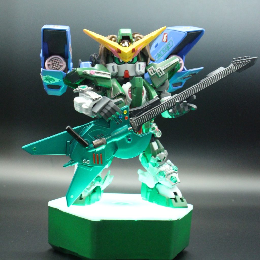 ステージでは背中に「GNサウンドブースター」を装着して、爆音で熱いサウンドを鳴り響かせるぞ!