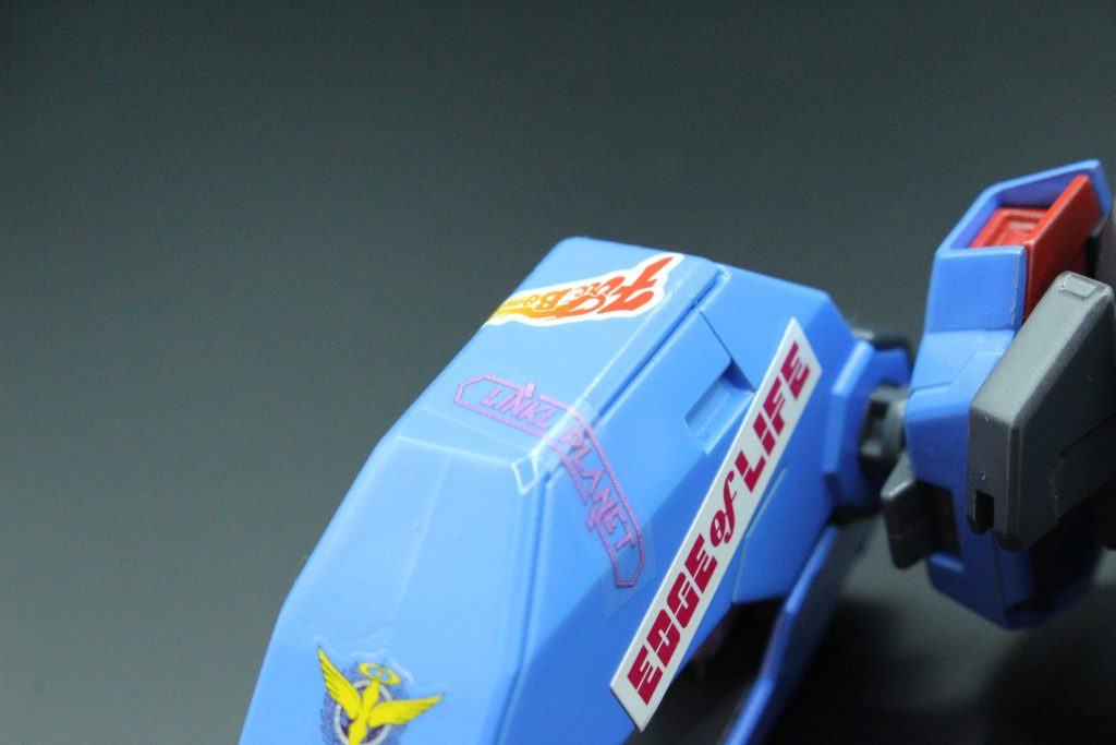 GNサウンドブースターには、今まで対バンしてきたバンドステッカーが貼られている。…おや?「LINKL PLANET」「FIRE BOMBER」のステッカーも?!?