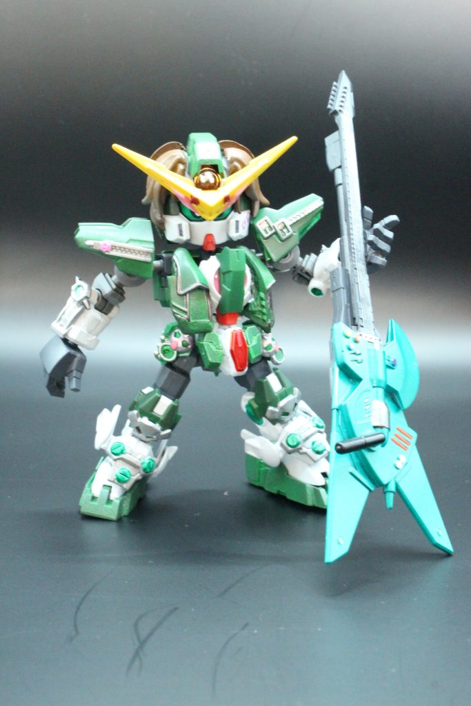 ロックンロールデュナメスロックバンド「ソレスタルクラッシャーズ」のギター担当。最年長の兄貴分的なムードメーカー。寡黙なメンバーが多い中で、場を和ませたりキザな言い回しをして相手を皮肉ったりする。しかし、仲間や音楽への想いは熱く、根はまじめな性格だ。