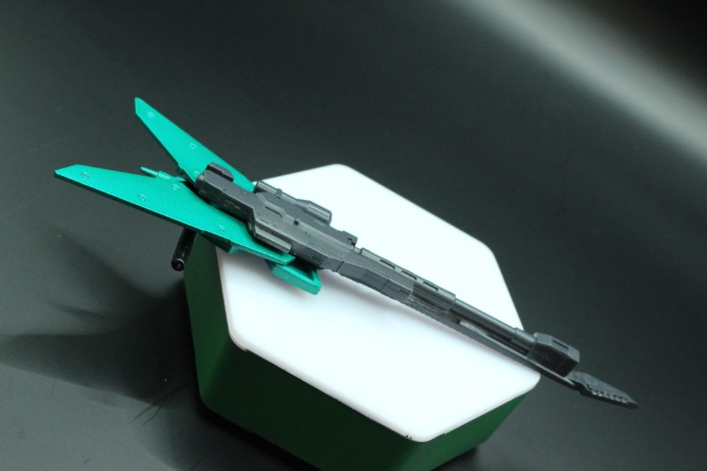 実はロックンロールデュナメスの裏の顔は、G-AMAZINGの特殊工作員「ジーン1」である。凄腕スナイパーであり、愛用のギターは裏返すと「GNギターライフル」となるのだ。