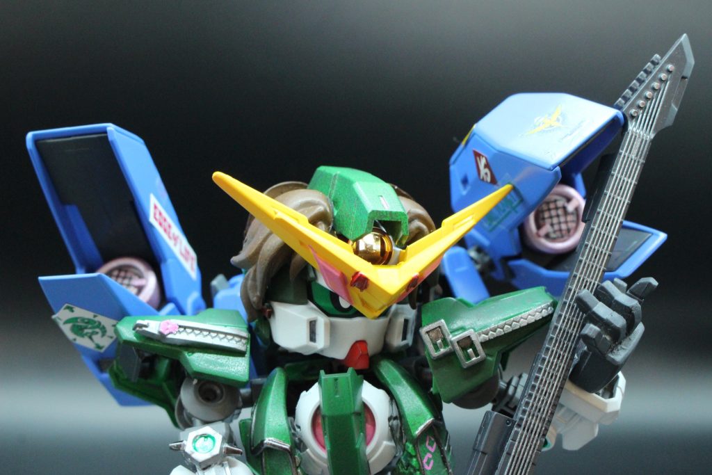 クラッシャーズといえば、髪の毛が特徴的だったので、髪をつけました。昔のガチャガチャのロックオン・ストラトスの髪の毛を移植してみました。