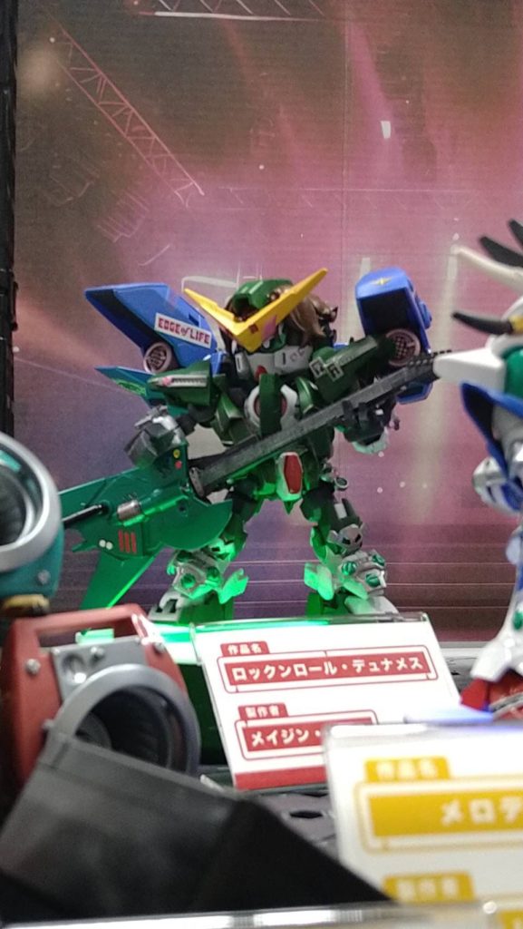 ギター!ロックンロールデュナメス!こちら、私メイジン・ミハラが担当しました。 いかがでしたか?サークルメンバーで担当分けして作りましたが、それぞれが楽器やデザインに工夫しており、併せると尚更かっこいい!サークル展示たのしいですね!