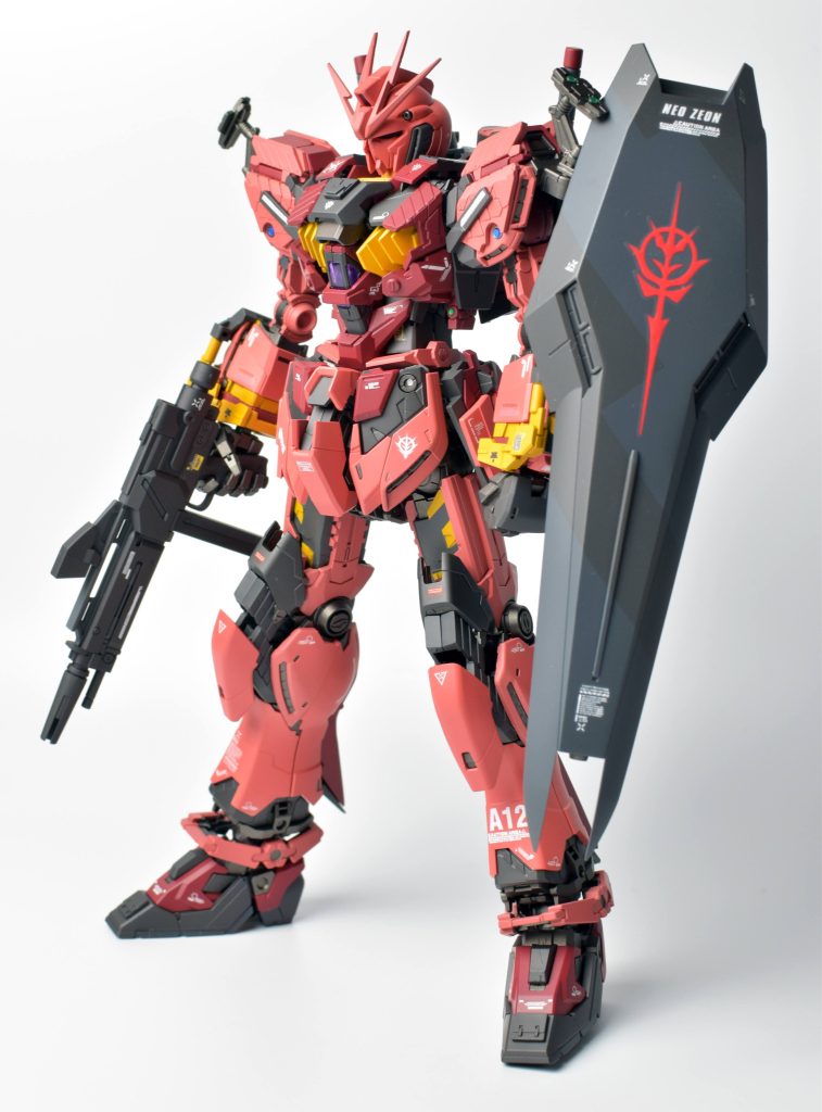 シールドはMG Hi-νガンダムのものを使用し、赤いガンダムのデカールを貼っています