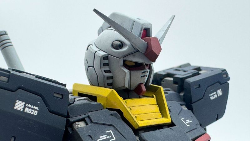 RG 1/144 ガンダムVer.2.0を製作しました。リアルタイプガンダム風カラーで全塗装してみました。狙ったのは「ミリタリーテイスト」と「量産兵器感」。成型色の鮮やかさを抑え、グラデーション塗装で陰影を強調することで、“実戦で使われているガンダム”をイメージしてみました。▼模型ブログ「ツクルカ -模型作家工房-」を運営中