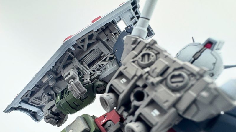 RG 1/144 ガンダムVer.2.0を製作しました。リアルタイプガンダム風カラーで全塗装してみました。狙ったのは「ミリタリーテイスト」と「量産兵器感」。成型色の鮮やかさを抑え、グラデーション塗装で陰影を強調することで、“実戦で使われているガンダム”をイメージしてみました。▼模型ブログ「ツクルカ -模型作家工房-」を運営中