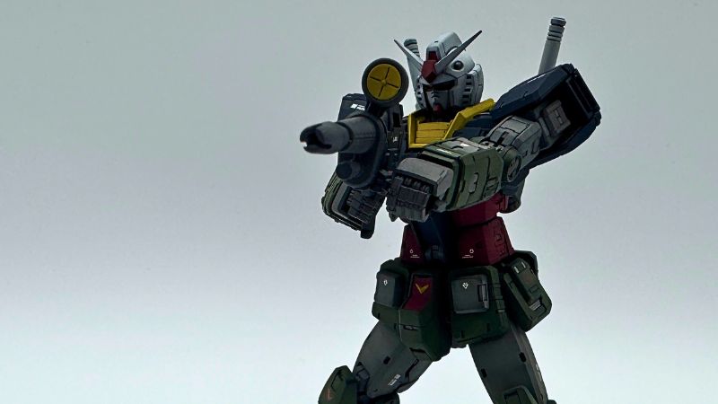 RG 1/144 ガンダムVer.2.0を製作しました。リアルタイプガンダム風カラーで全塗装してみました。狙ったのは「ミリタリーテイスト」と「量産兵器感」。成型色の鮮やかさを抑え、グラデーション塗装で陰影を強調することで、“実戦で使われているガンダム”をイメージしてみました。▼模型ブログ「ツクルカ -模型作家工房-」を運営中