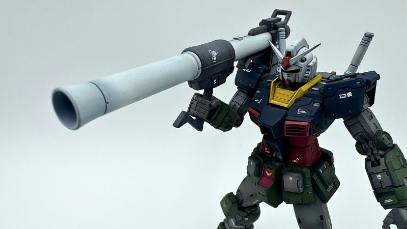 RG 1/144 ガンダムVer.2.0を製作しました。リアルタイプガンダム風カラーで全塗装してみました。狙ったのは「ミリタリーテイスト」と「量産兵器感」。成型色の鮮やかさを抑え、グラデーション塗装で陰影を強調することで、“実戦で使われているガンダム”をイメージしてみました。▼模型ブログ「ツクルカ -模型作家工房-」を運営中