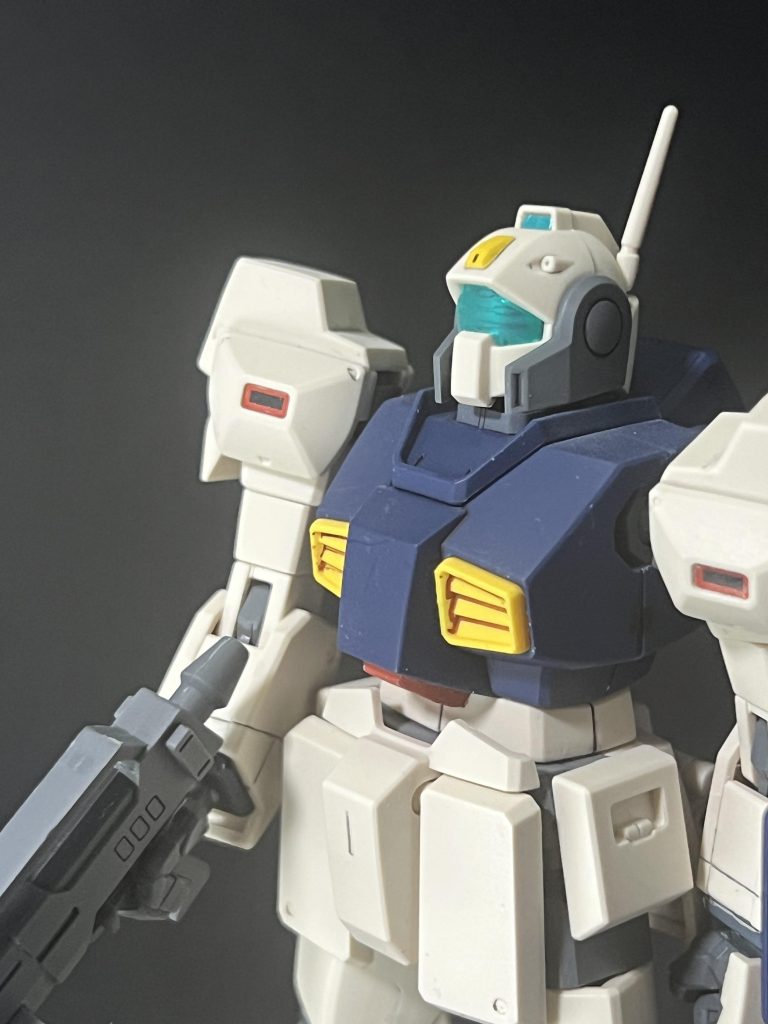 胴体の脇部分のゲート跡、青系は白化が目立つので、テキトーに墨入れ用の黒のガンダムマーカーで塗りつぶしました。