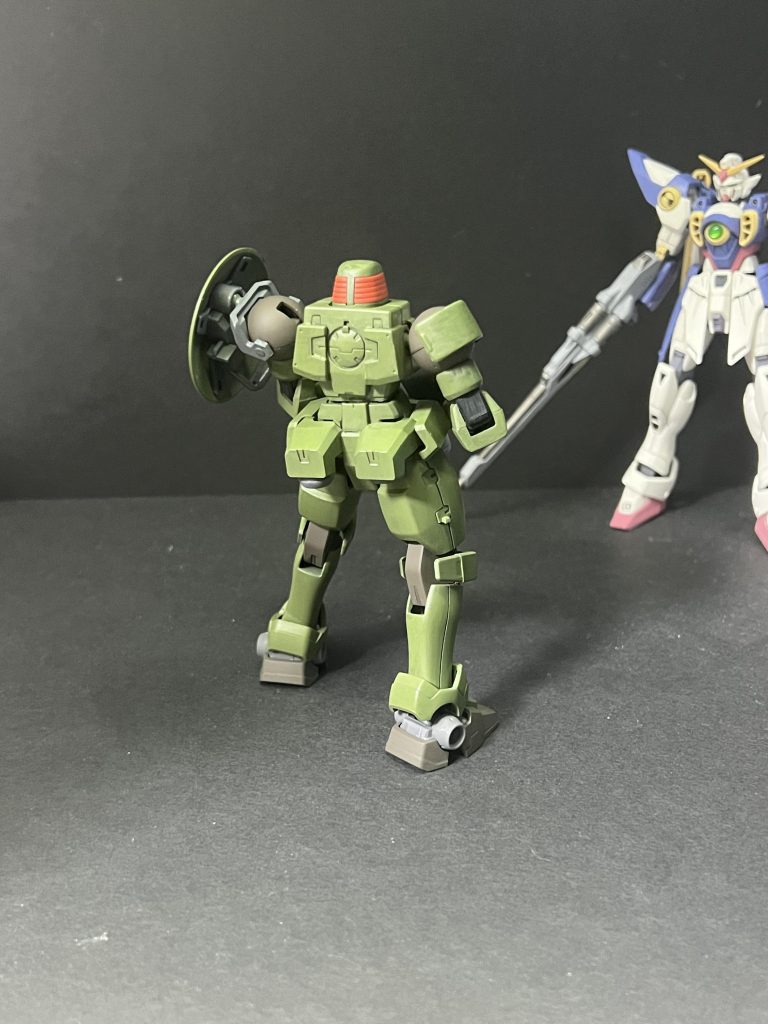 水性ホビー シードカラーのランチャーストライクグリーンの上に、ボトムズカラーのATグリーンを塗ってます。その上に、ラッカーのGGXクリア艶消し吹いて失敗しました。