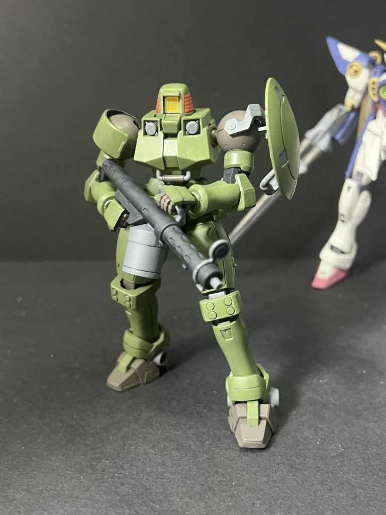 筆塗り練習として作成してました。EGウイングより先に取り掛かってたのですが、途中でパーツを見失って(後日発見)、後回しになってました。腕関節と頭の赤以外は塗装してます。