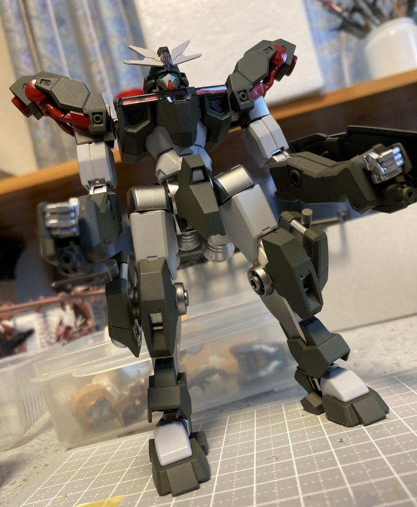 ③のデミバーディングの脚にしてみた状態です。ここでやっと胴も短いと気付く。暫くはこれで完成としていたんですが、やっぱダメでした。他のキットと並べておくと、まだまだ小さくって『変』なんですよ。ソフィーさんに「あれ~?あれあれあれ~?」って言われそう。バランスもご覧の通りです(泣