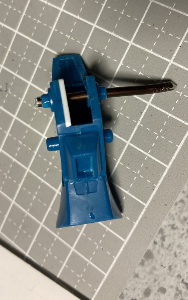 カラミティ足に2ミリの銅線と、隙間を埋めるプラバンを追加しております。両サイドにカバーがされる為、穴や棒が隠れてくれるので楽でした(^w^;