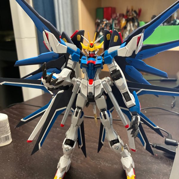 まだ修復するところがあるので制作中として投稿しました。最初は直接バルバトスルプスレクスの足を使ってますが、ちょっとスタイルを改善したいので別の足で延長しました、バルバトスルプスレクスの長い腕とよくフィットしてると思う。また後ろスカート部分をバルバトスルプスレクスのバックパックを追加、尻尾をお尻の位置で固定。そしてプラスストライクとライジングフリーダムのバックパックで翼を盛り付け。巴尔巴托斯帝王+飞升自由+强袭自由的混搭，主要将腿部连接延长、将巴尔巴托斯的尾巴移植到屁股部位，再补上翅膀。Mixing Barbatos Lupus Rex, Rising Freedom and Strike Freedom. Extended the leg by combining two legs into one, attached barbatos' tail to the hip area and used wings for both rising and strike freedom.（2枚目）