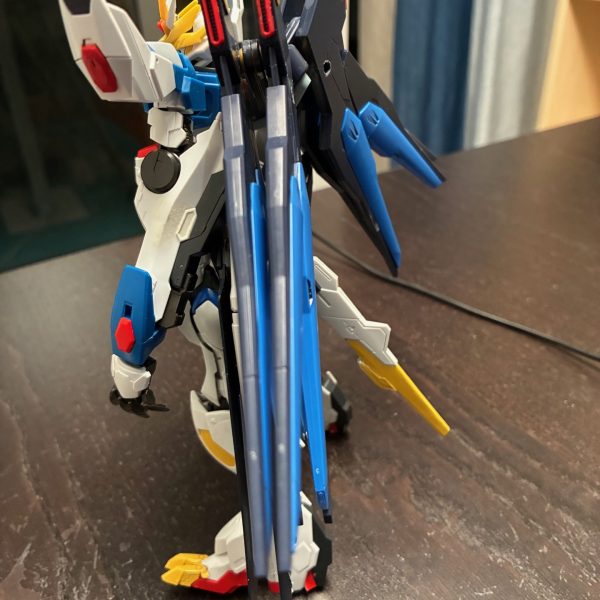 まだ修復するところがあるので制作中として投稿しました。最初は直接バルバトスルプスレクスの足を使ってますが、ちょっとスタイルを改善したいので別の足で延長しました、バルバトスルプスレクスの長い腕とよくフィットしてると思う。また後ろスカート部分をバルバトスルプスレクスのバックパックを追加、尻尾をお尻の位置で固定。そしてプラスストライクとライジングフリーダムのバックパックで翼を盛り付け。巴尔巴托斯帝王+飞升自由+强袭自由的混搭，主要将腿部连接延长、将巴尔巴托斯的尾巴移植到屁股部位，再补上翅膀。Mixing Barbatos Lupus Rex, Rising Freedom and Strike Freedom. Extended the leg by combining two legs into one, attached barbatos' tail to the hip area and used wings for both rising and strike freedom.（3枚目）