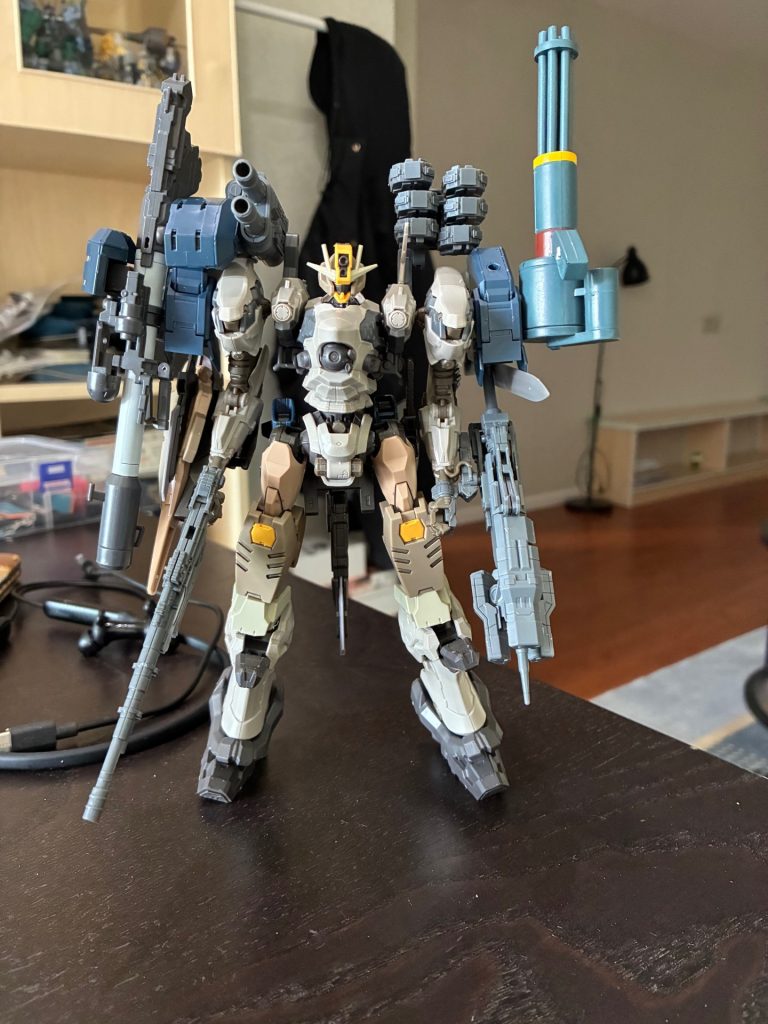 正面像。元々足部分はもっと長く仕上げたんですが、全体関節の維持力が弱くなったのでもっと短めに調整しました。