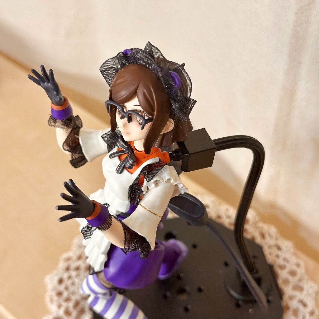 ライスちゃんの衣装に合わせてヘッドドレスと各部のレースを追加しました .ᐟレースはダイソーで購入した推し活アイテム両面テープ付きリボンの端をカットして作成しました .ᐟ袖部分が腕の角度的に接着できず… ⍨⃝パテでくっつけたらよかったなぁと後悔… ⍨⃝