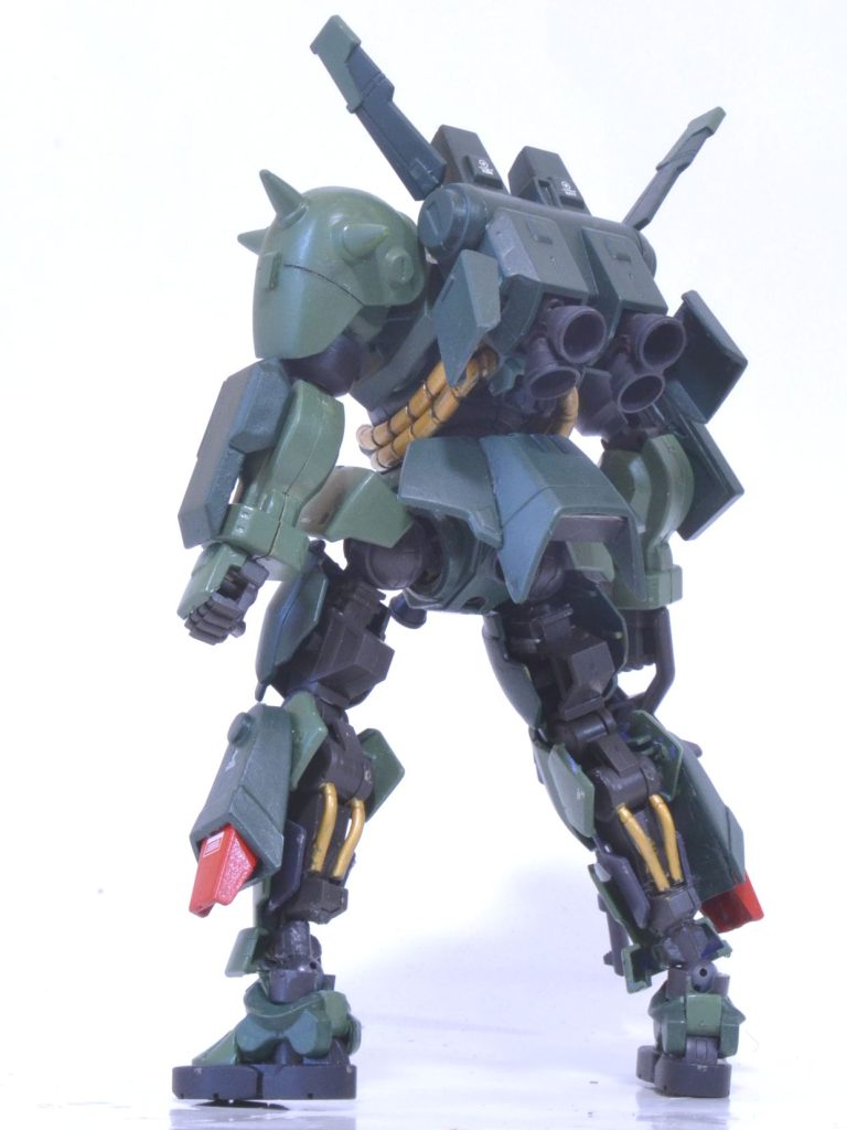 リアハイザックのパーツを使ったリアスカートがお気に入りです。後ろから見ると鉄血ぽいですね。