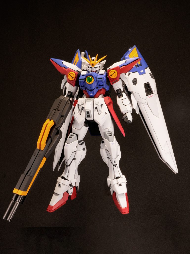 キットの配色は少しクドい印象を受けたので白の外装のバランスを調整しました。メインと塗り分けの白の差を減らし、膝上とスカート中央のダクトにグレーを。