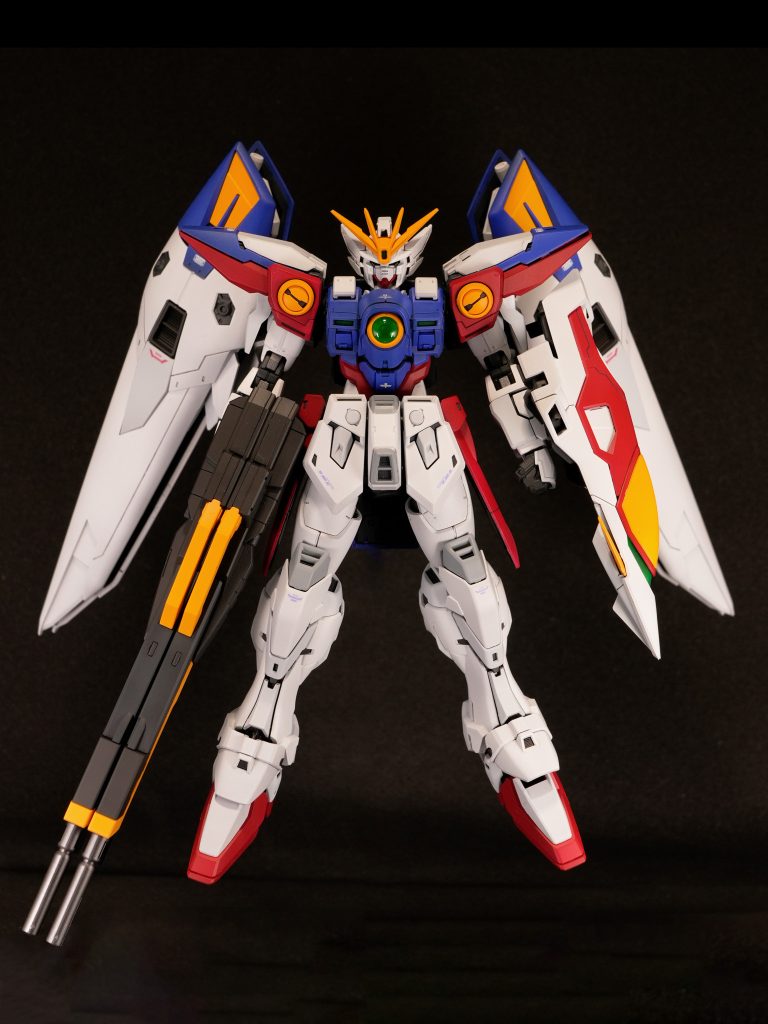 前腕や脇腹の赤と青も重い印象だったので白系統へ変更したのですがこれがなかなか気に入っています。バスターライフル・フレームは露出部分にグラファイトブラックをベースにバーニアや銃口にガンメタ、内部はメカサフスーパーヘヴィにしています。粒子の細かいメタリックは高級感が出ていいですね。これはハマりそう...!!