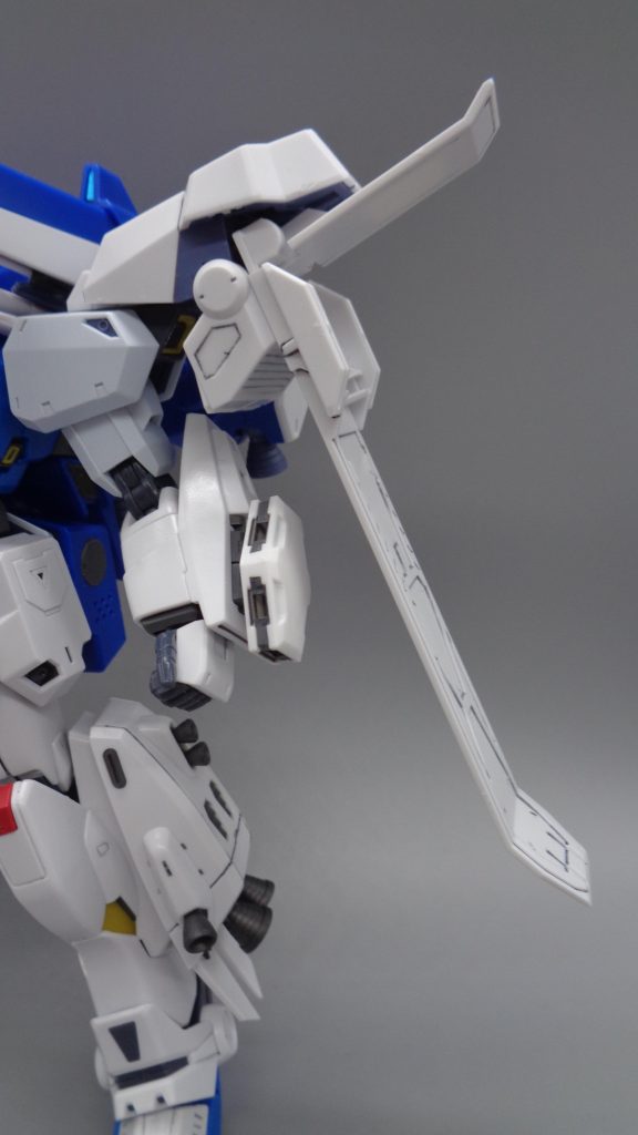 肩部大型放熱シールドラジエーターと一体化した大型の放熱板。シールドとしても使用可能。