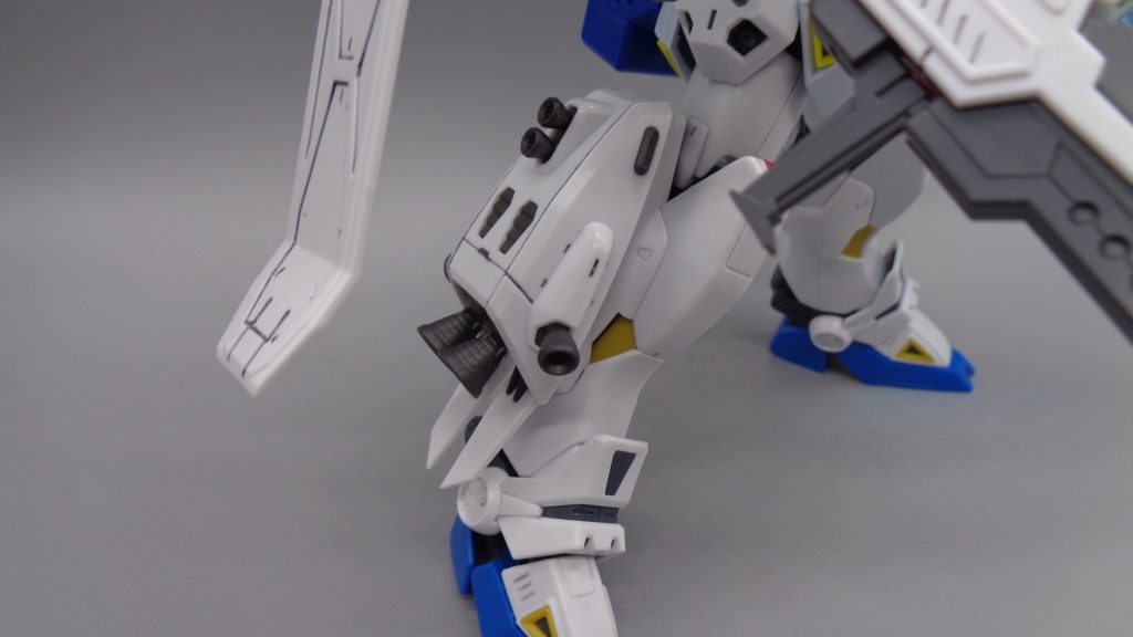 ブーストモーターパックDタイプと同型で両脚部に装着された追加ブースターユニット。